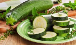 西葫芦瓜能煎着吃吗视频,美味煎瓜教程