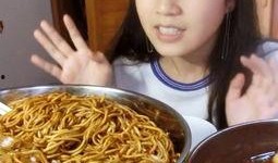 小瓜要自己吃炸酱面吗视频,小瓜独享炸酱面美味时光