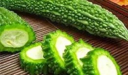 农人吃凉瓜的视频播放,农人现场展示凉瓜美味，视频播放引热议