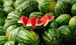 男子吃瓜被西瓜砸死视频,男子吃瓜不慎被西瓜砸中不幸身亡