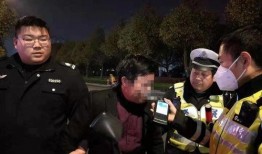 吃瓜群众醉酒视频播放,吃瓜群众围观现场，笑料百出