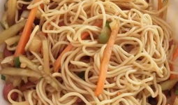 小瓜要自己吃炸酱面吗视频,小瓜独享炸酱面美味时光