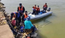 渔民开船吃瓜的故事视频,意外发现海中奇观！