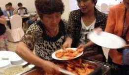 云南大妈的吃瓜视频大全,趣味横生的乡村生活剪影