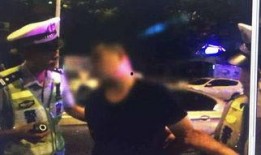 吃瓜群众醉酒视频播放,吃瓜群众围观现场，笑料百出