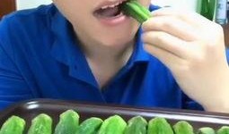 兰州男人吃籽瓜视频,趣味视频引网友热议