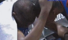 偷笑吃瓜的视频