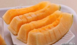 女子吃哈密瓜好吗视频,女性食用益处多