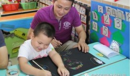 幼儿园父亲节吃瓜大赛视频,萌娃老爸齐欢乐