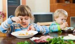 孩子受吃瓜视频影响,孩子心理影响解析