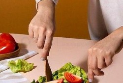 喝酒吃瓜的视频素材图片,畅享欢乐时光的瞬间