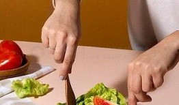 喝酒吃瓜的视频素材图片,畅享欢乐时光的瞬间