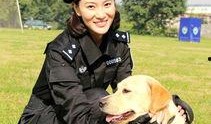 警花与警犬吃瓜视频,甜蜜互动，吃瓜群众见证温馨警犬日常