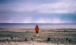 海边吃瓜小视频,一起品味夏日吃瓜小视频