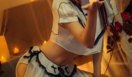 程女士cos修女原视频吃瓜,修女变吃货？