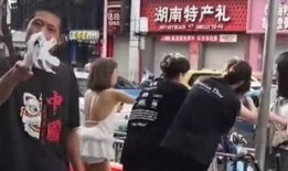 吃瓜被雨伞警告视频,吃瓜群众遭遇意外“洗礼”
