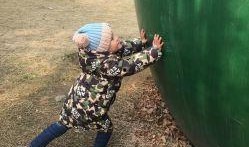 宁波小孩吃瓜视频,萌态十足引网友热议