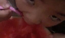 小孩吃瓜换脸视频大全,瓜果乐园里的奇幻变脸秀