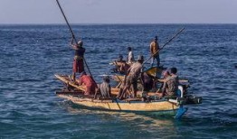 渔民开船吃瓜的故事视频,意外发现海中奇观！