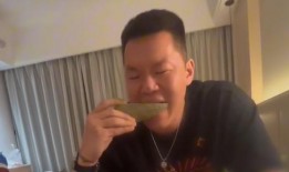 老头伸舌吃瓜视频