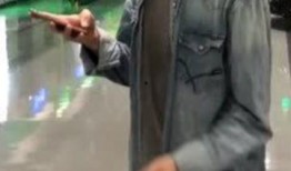 路人吃瓜围观的视频,路人围观吃瓜，揭秘现场精彩瞬间