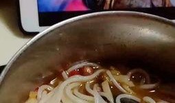 海瓜吃螺蛳粉好吃吗视频,美味还是辣味挑战？