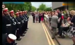 吃瓜群众强行站队视频,视频引发网友热议