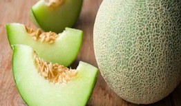 喂宝宝吃哈密瓜的视频教程,轻松制作宝宝美味辅食教程